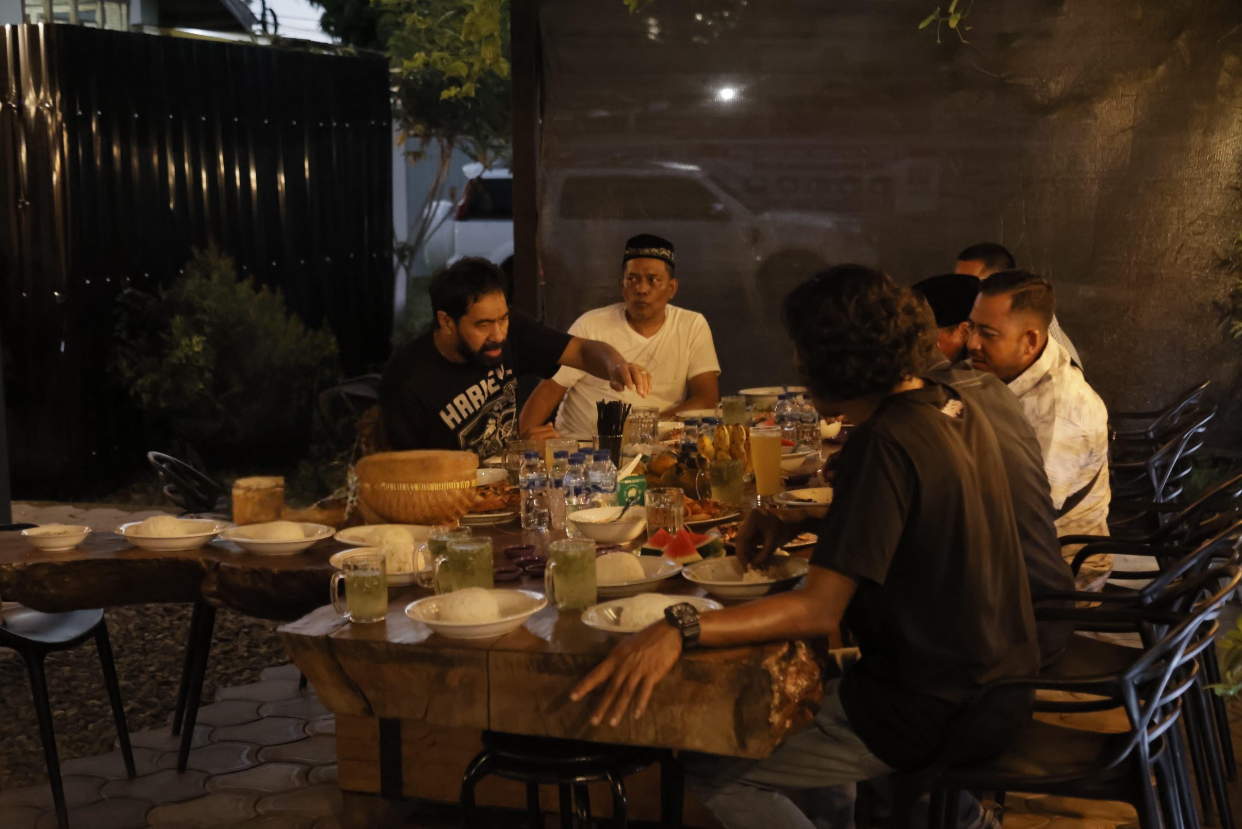 Mualem Ngopi Bareng Sekjen dan Bendahara Umum Baru Partai Aceh